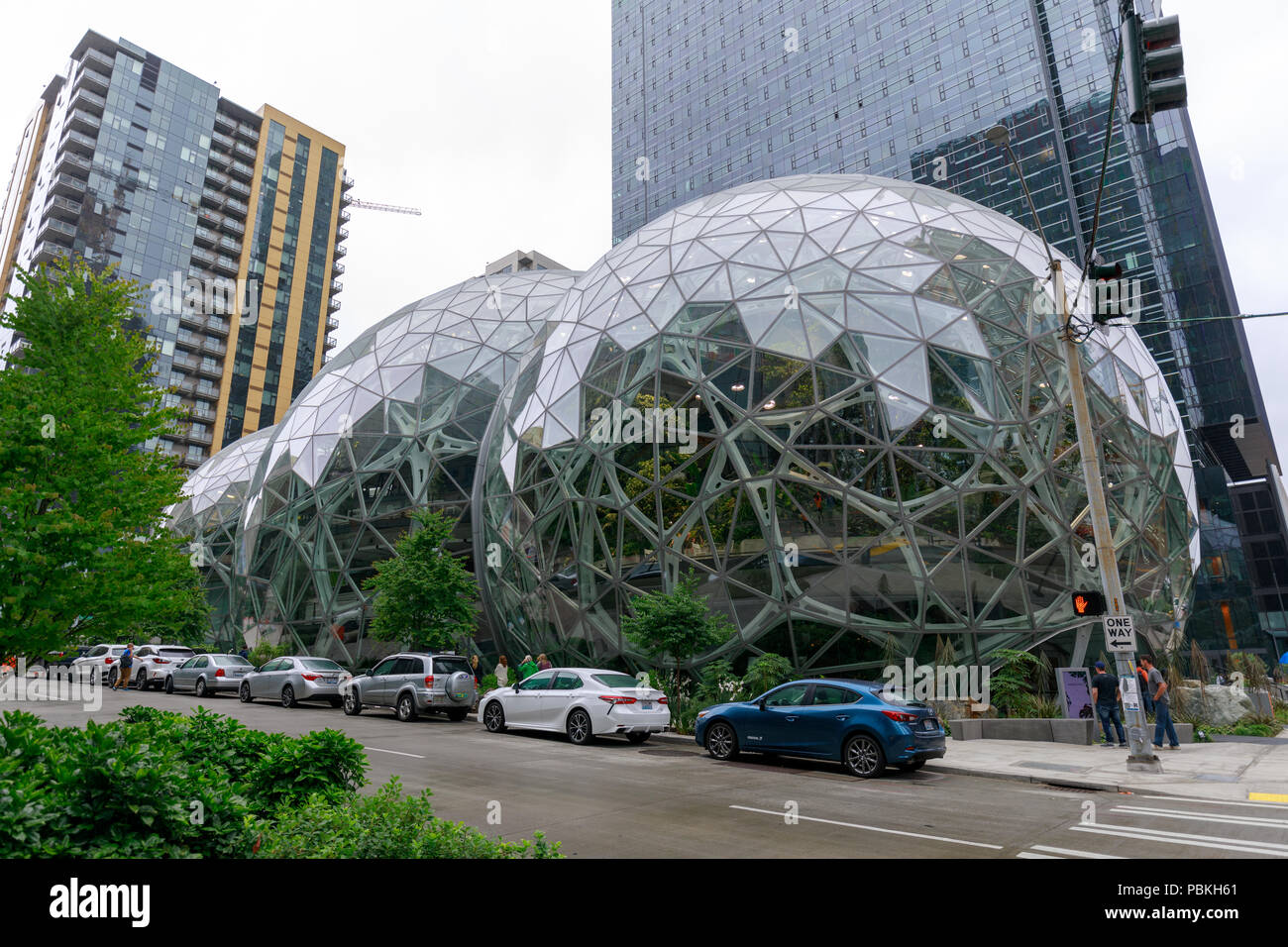 Seattle, Washington - 30. Juni 2018: Blick auf Amazon die Kugeln an seinem Hauptsitz in Seattle und Office Tower in Seattle WA USA Stockfoto
