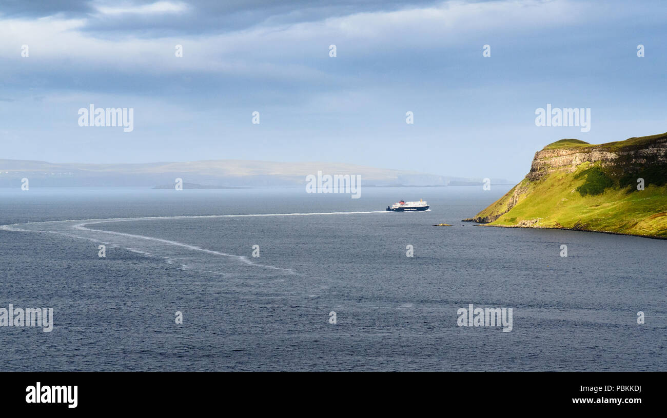 Uig, Schottland, Großbritannien - 21 September 2013: Caledonian MacBrayne Fähre Uig auf die Isle of Skye über den Atlantik Minch Meer für Stornaway in der Stockfoto