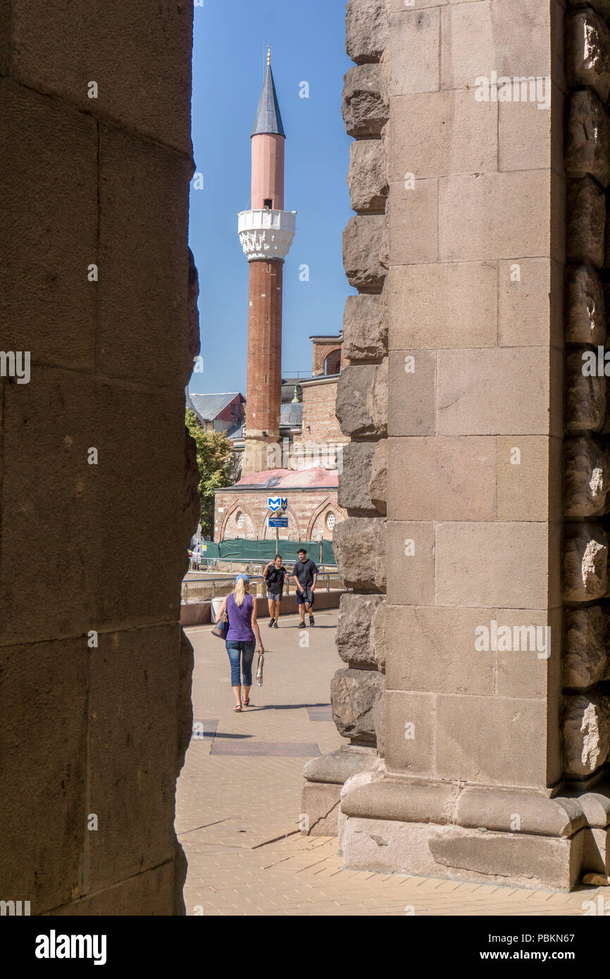 Sofia, Bulgarien. Die Banja Moschee Minarett von Arcade von Tzum Einkaufszentrum gesehen Stockfoto