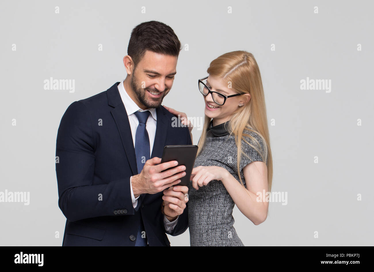 Junge Unternehmer mit Tablet auf Grau backgounrd, Studio Portrait Stockfoto