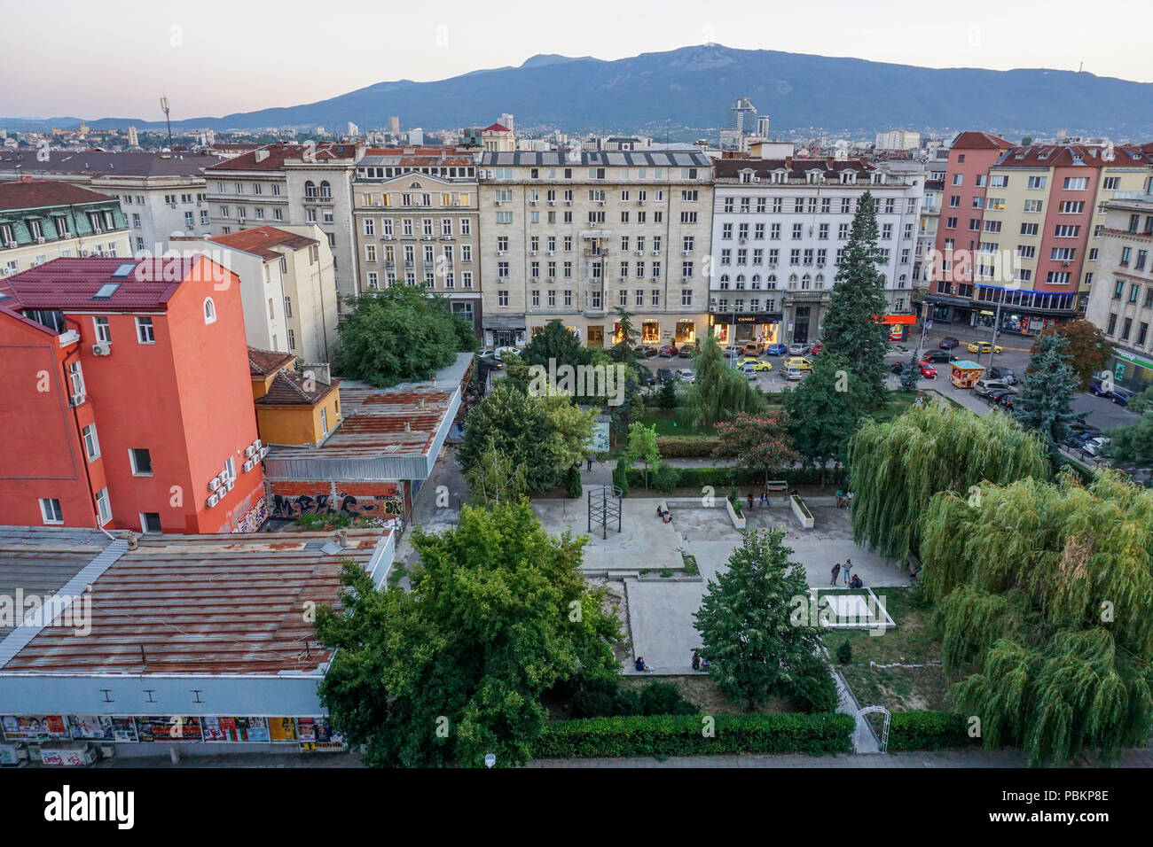 Stadtbild in der Dämmerung Sofia, Bulgarien, Europa. Im Vordergrund die atemberaubende Berg Vitosha, eines der Symbole von Sofia Stockfoto