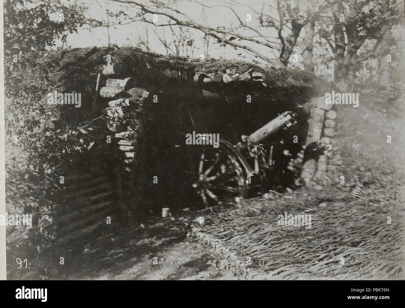 Abfeuern einer modernen Feldhaubitze 1-42 Stockfoto