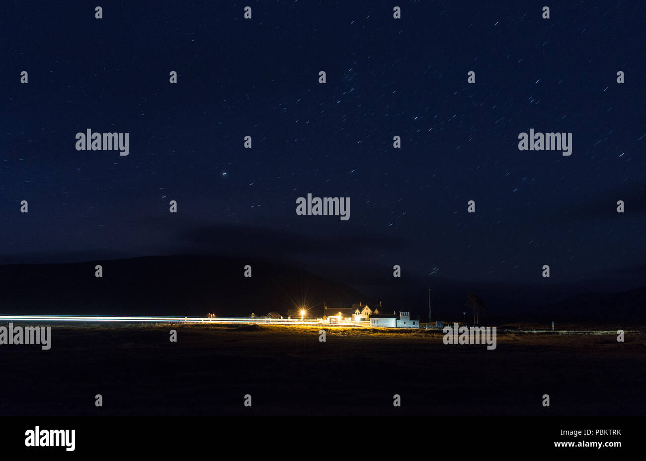 Corrour, Schottland, Großbritannien - 25 September 2017: Das Caledonian Sleeper zug Anrufe auf der remote Corrour Station in die Wildnis des Rannoch Moor in der Stockfoto