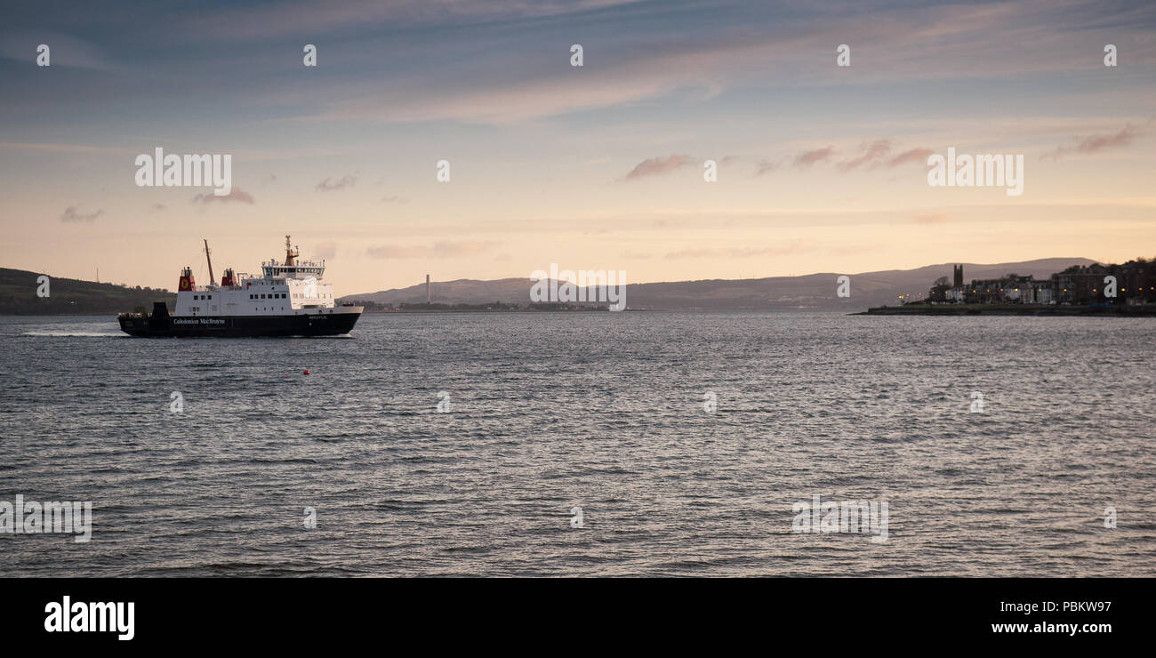 Rothesay, Schottland, Großbritannien - 12 Januar, 2012: CalMac Fähre überquert die Firth-of-Clyde Rothesay auf der Isle of Bute, an der Westküste von Schottland. Stockfoto