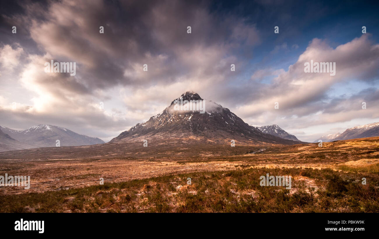 Die charakteristische Konische felsigen Berg Buachaille Etive Mor erhebt sich von der weiten, leeren und gefrorene Moorlandschaft von Rannoch Moor in der Nähe von Glen Coe Stockfoto