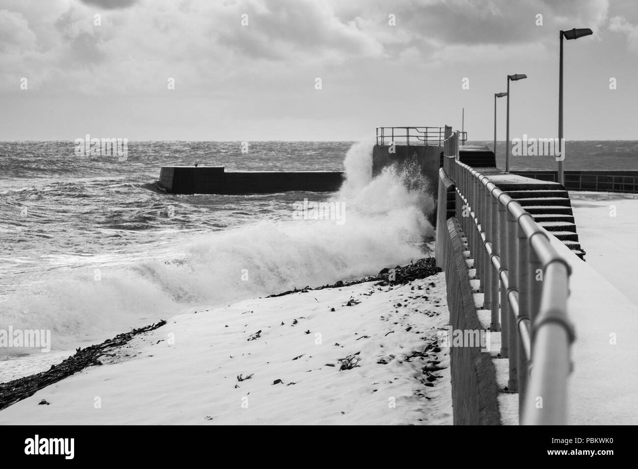 Spray von Wellen im Moray Firth Streik der Wellenbrecher bei Helmsdale Hafen in Sutherland im Norden der Highlands von Schottland. Stockfoto