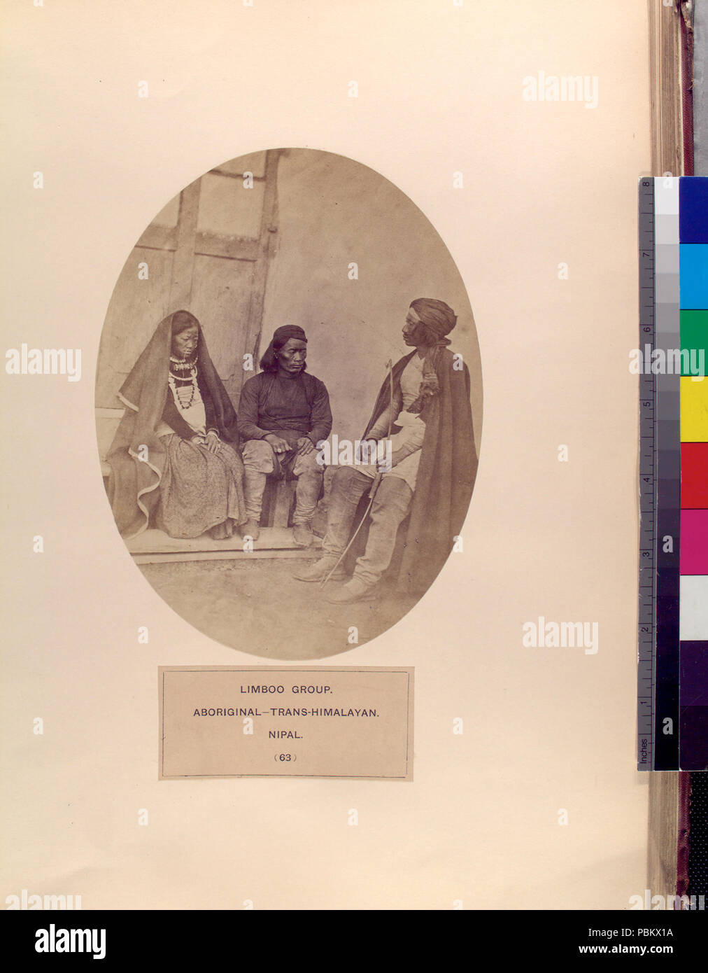 922 Limboo Gruppe, Aborigines, trans - Himalaya, nipal. (2 Männer und eine Frau sitzen) (Nypl b 13409080-1125298) Stockfoto