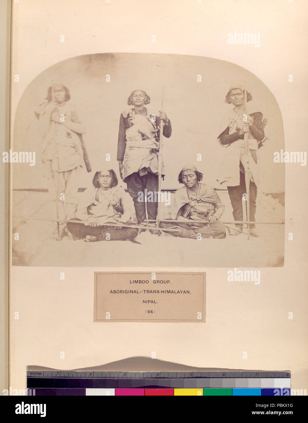 922 Limboo Gruppe, Aborigines, trans - Himalaya, nipal. (3 Männer und 2 Wohnzimmer mit Stöcken) (Nypl b 13409080-1125299) Stockfoto