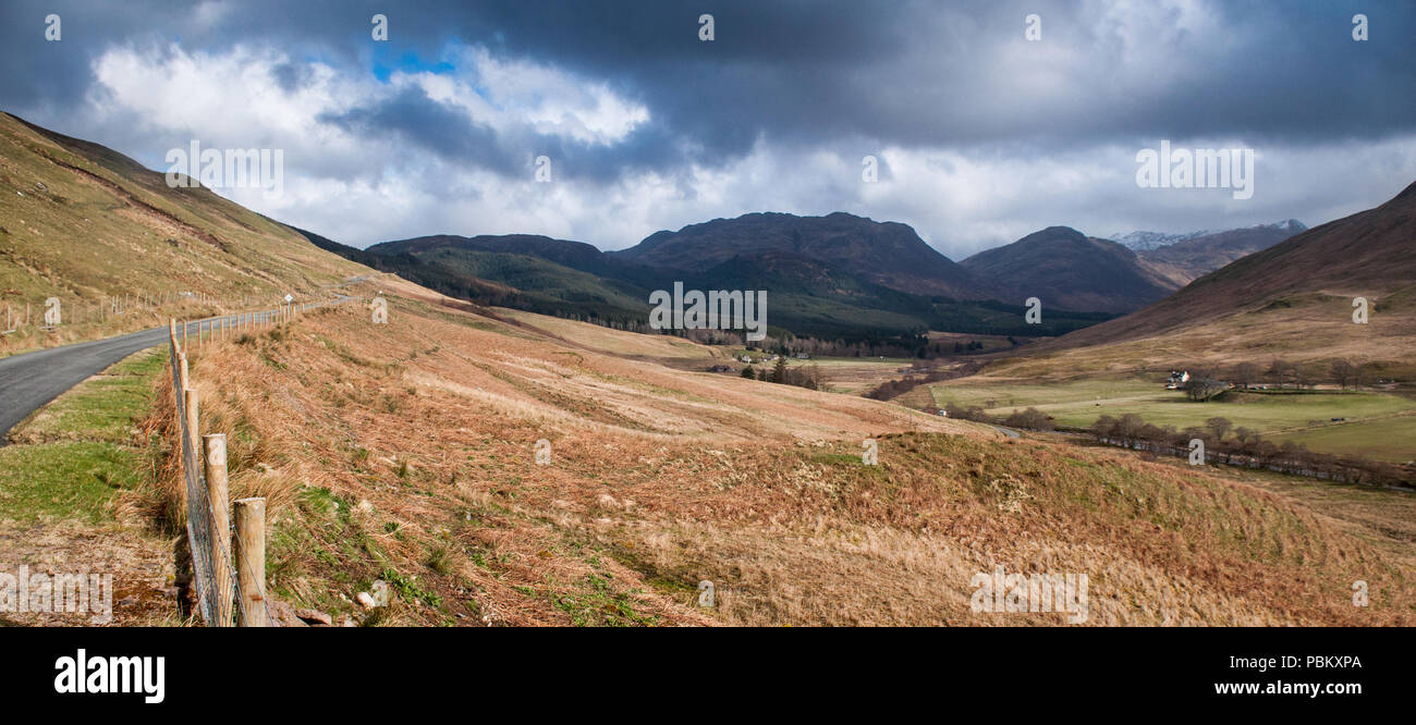 Ein Feldweg führt durch Moor und entlang der Berghänge über Glen mehr Tal in der Nähe von Glenelg in der nordwestlichen Highlands von Schottland. Stockfoto