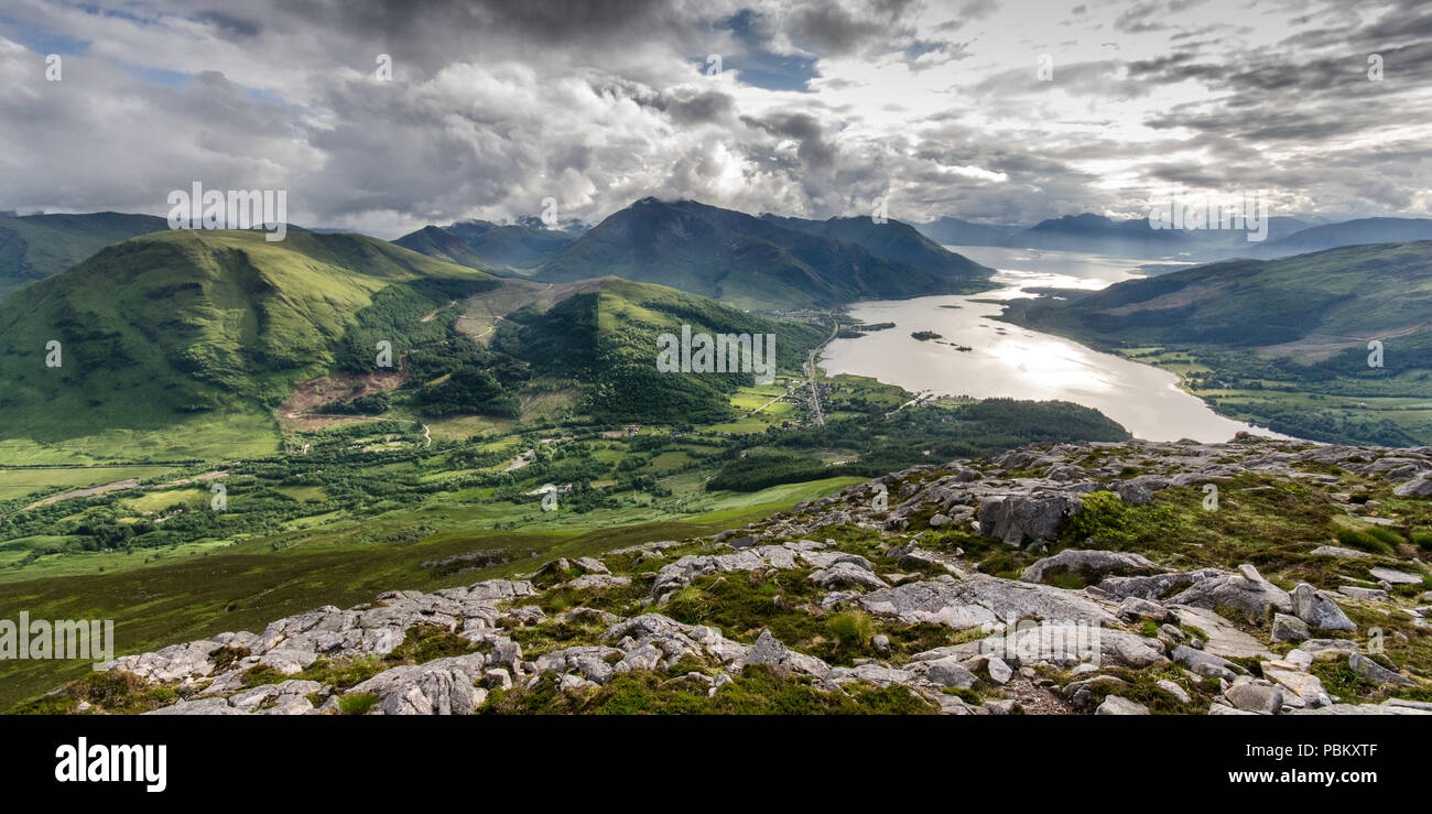 Sun spiegelt des Loch Leven, ein Meer Einlass bis zu das grüne Tal von Glen Coe unter den Bergen der West Highlands von Schottland, von t gesehen Stockfoto