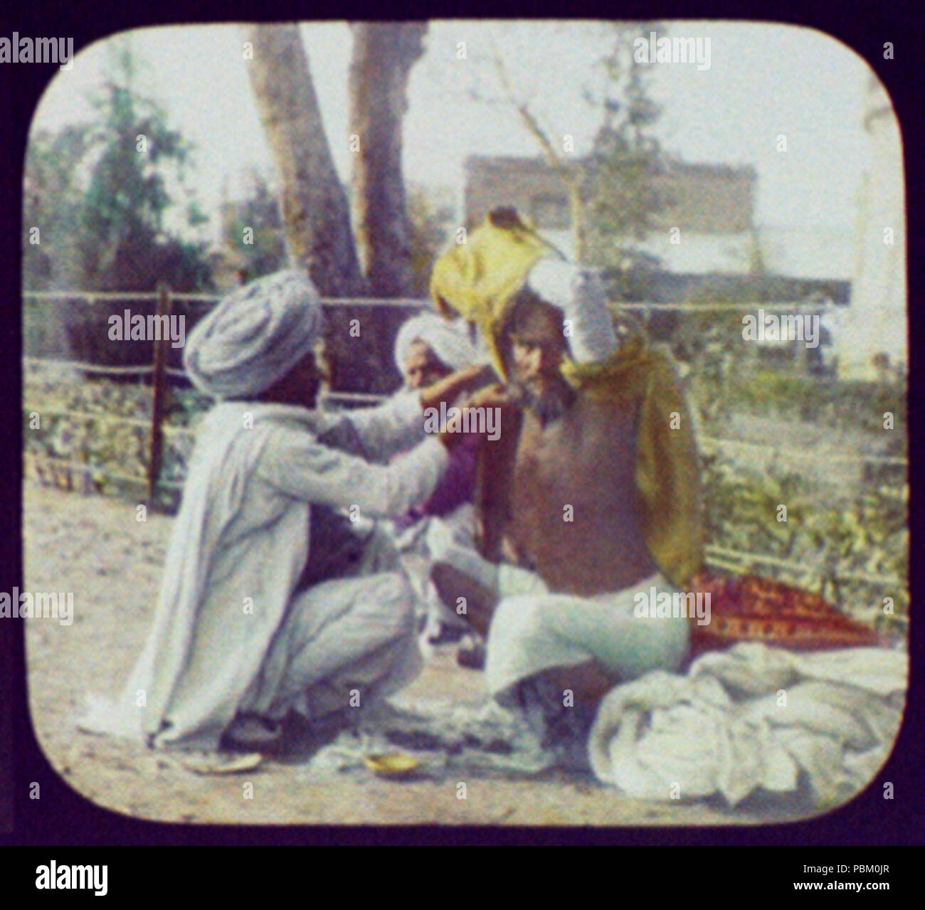 760 Hindu devotee - 3 Männer hocken neben Stacheldrahtzaun LCCN 2004707770 Stockfoto