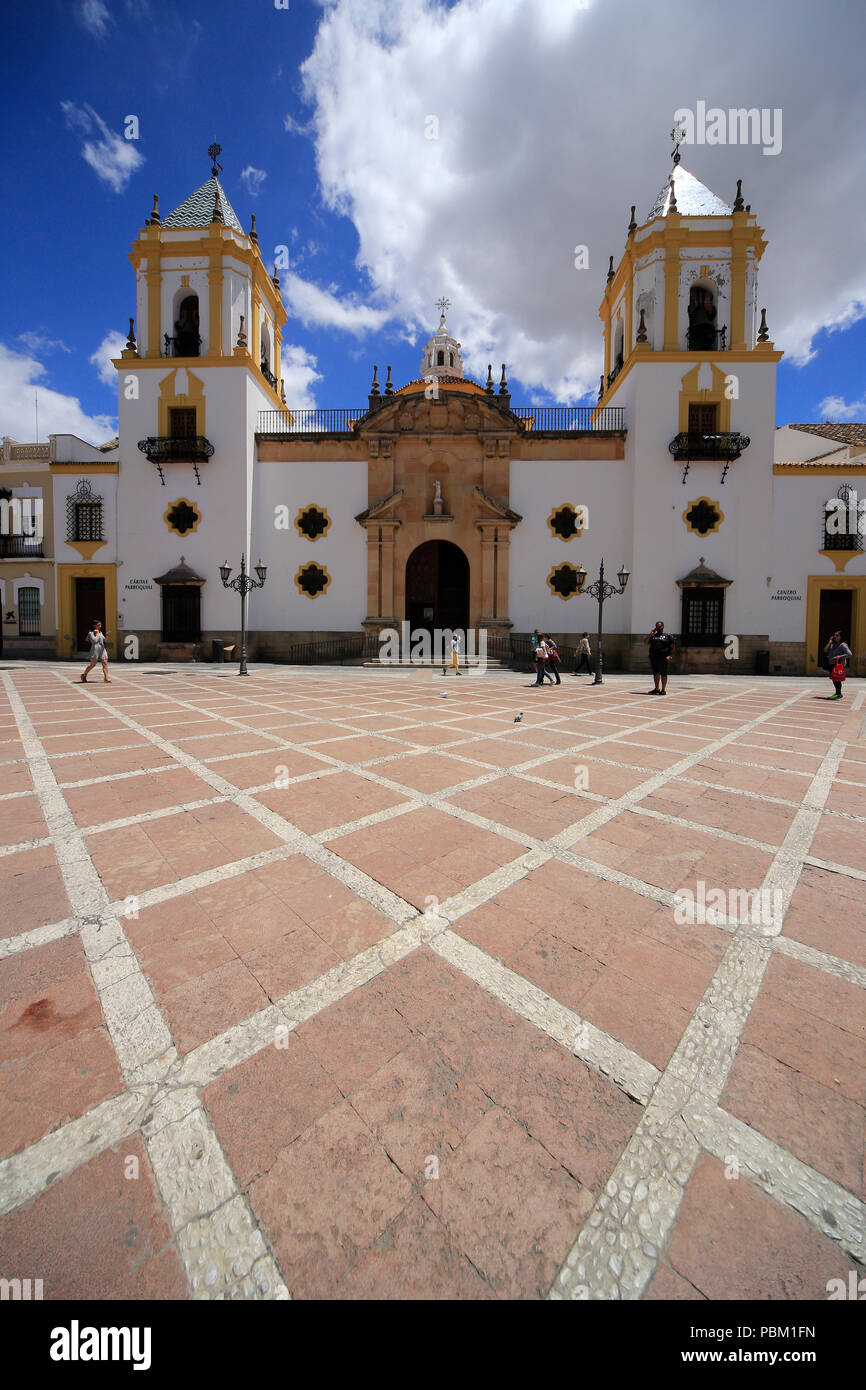 Stadt Ronda in Andalusien, Südspanien, berühmt für seine Brücke über die Schlucht. Stockfoto