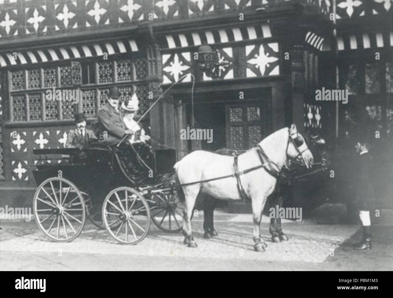 768 Pferd und Wagen an Bramall Hall 1897 Stockfoto