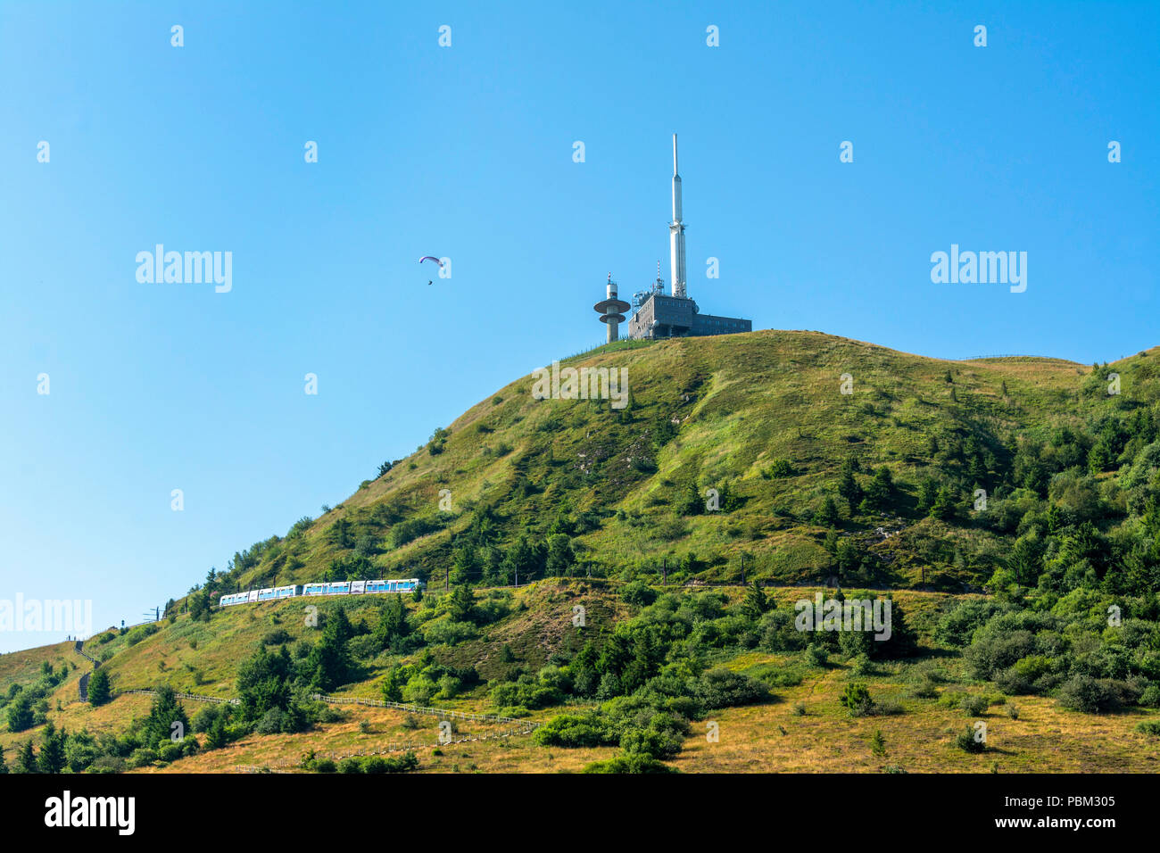 Panoramique des Domes, Touristenzug von Puy de Dome , regionaler Naturpark der Vulkane der Auvergne, UNESCO-Welterbe, Puy de Dome , Auvergne, Fr. Stockfoto