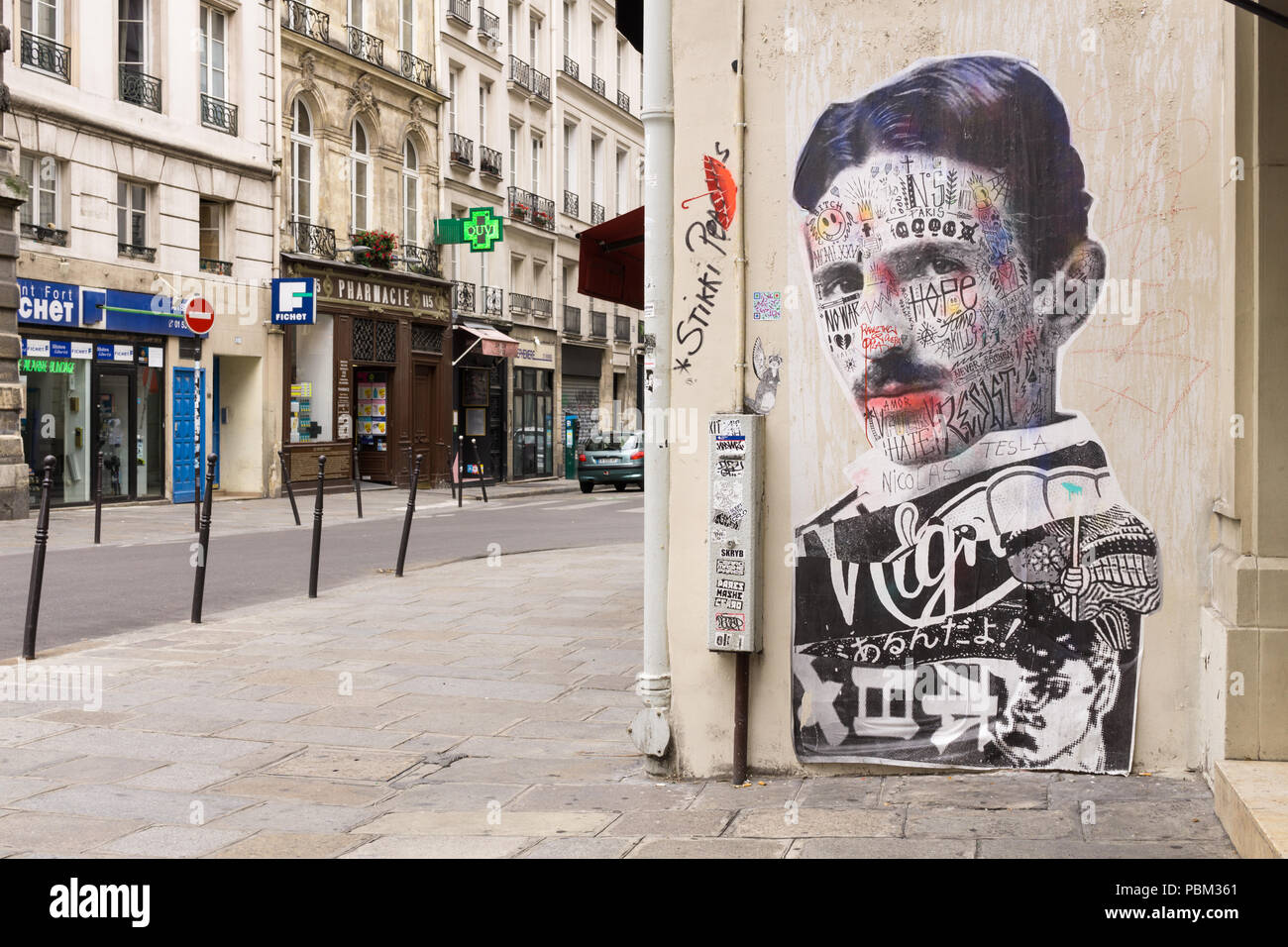 Street Art Paris - Nikola Tesla street art auf der Rue Saint Honoré, Paris, Frankreich, Europa. Stockfoto