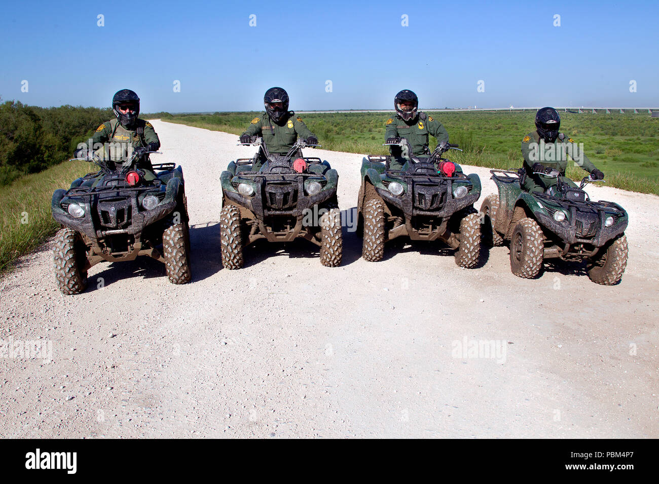 Border Patrol-Agenten Patrouillen South Texas Grenze auf einem All Terrain Vehicle (ATV) am 23. September 2013 berücksichtigt. Stockfoto