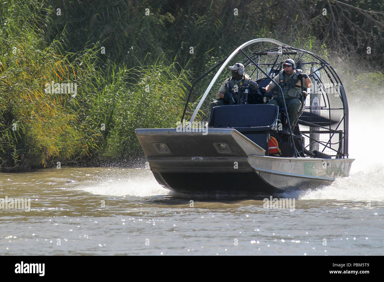 Border Patrol leitet Patrouillen in eine Air-Boat in South Texas, Laredo, entlang des Rio Grande Valley River am 26. September 2013. Stockfoto