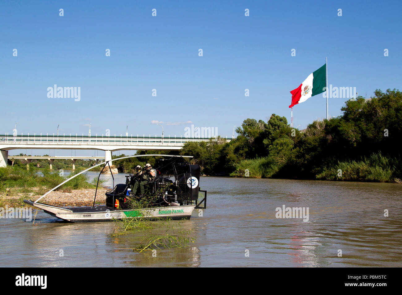 Border Patrol-Agenten Patrouille auf Safe-Boat in South Texas McAllen, Rio Grande Valley River am 24. September 2013. Stockfoto