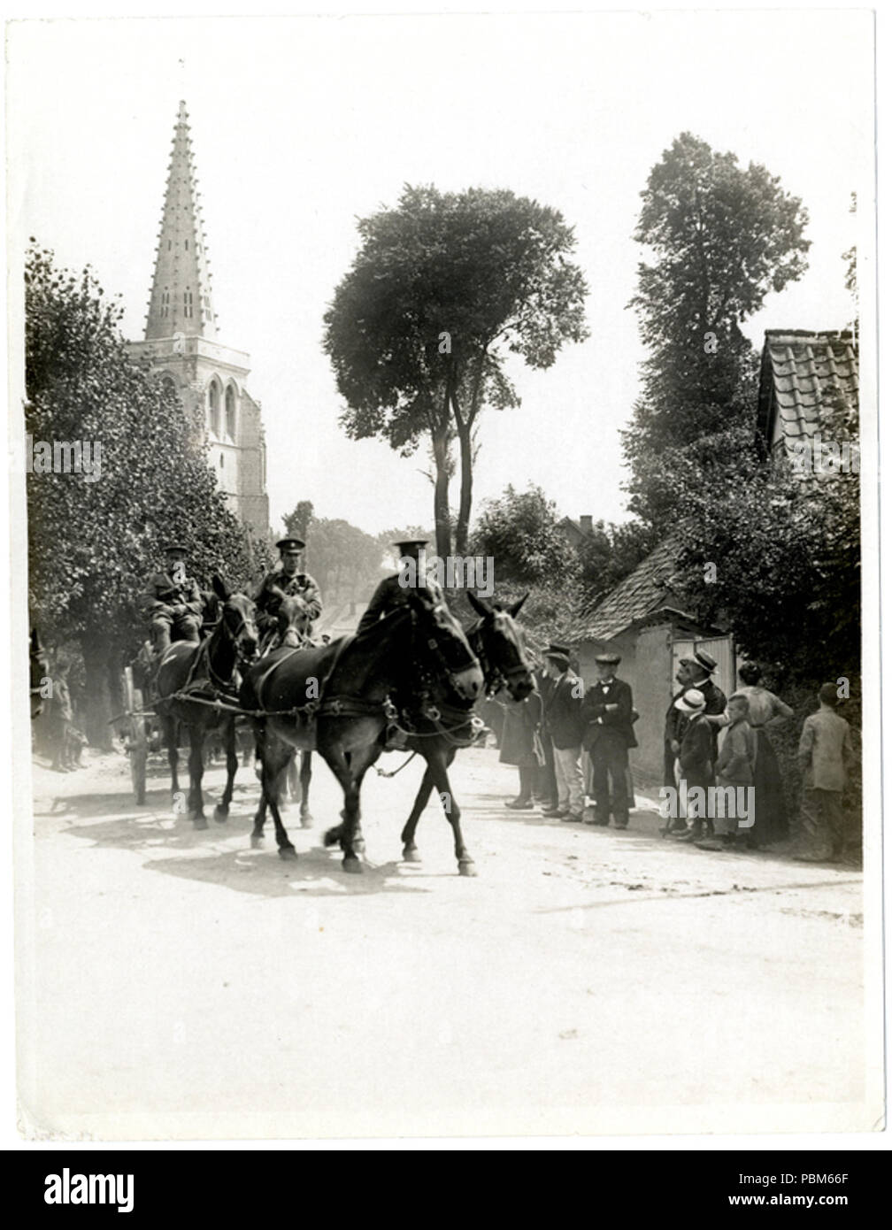800 indische Kavallerie und Transport durch eine französische Stadt Estrée Blanche (Foto 24-119) Stockfoto