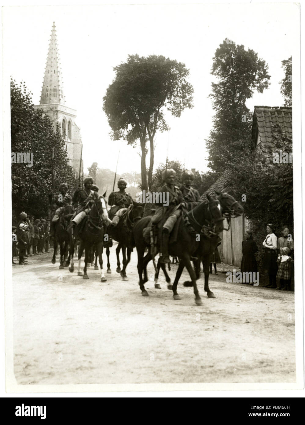 801 indische Kavallerie marschieren durch ein französisches Dorf Estrée Blanche (Foto 24-116) Stockfoto