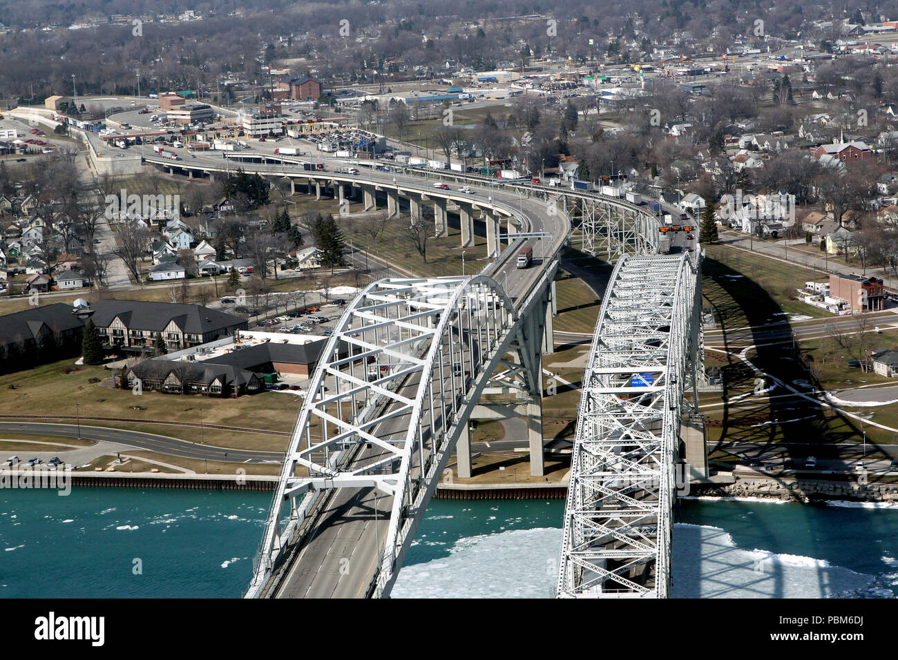 Verkehrsströme auf Botschafter Brücke in die USA aus Kanada reisen. Es ist der geschäftigsten internationalen Grenzübergang in Nordamerika in Bezug auf das Handelsvolumen (ab 2011, als dieses Foto gemacht wurde) Stockfoto