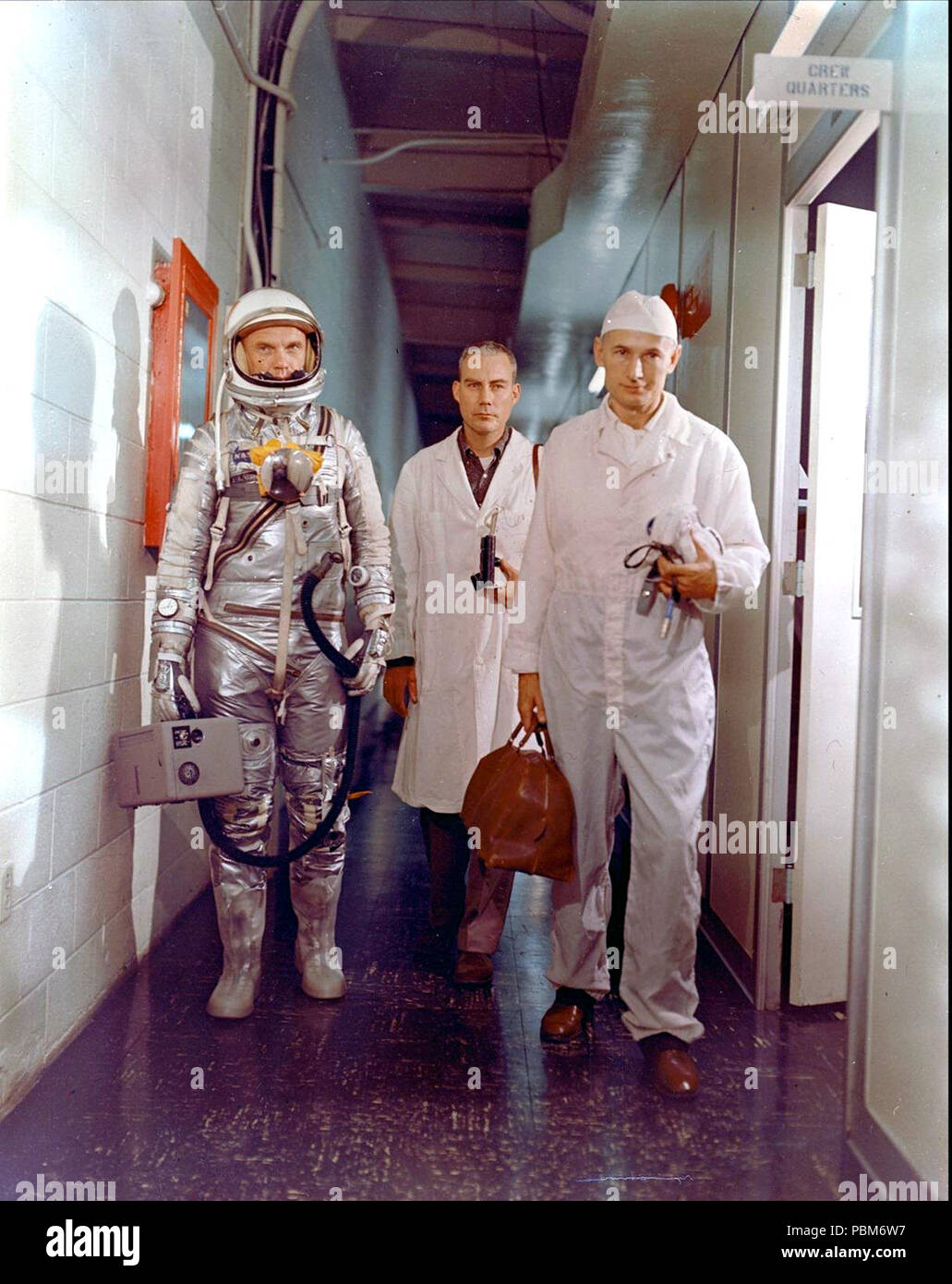 Astronaut John Glenn jr., NASA flight Chirurg William Douglas und Equipment Spezialist Joseph W. Schmidt Besatzung verlassen vor dem Mercury-Atlas 6 Mission. Glenn ist in seinem Druck angepasst und die tragbaren Lüftungsgerät. Stockfoto