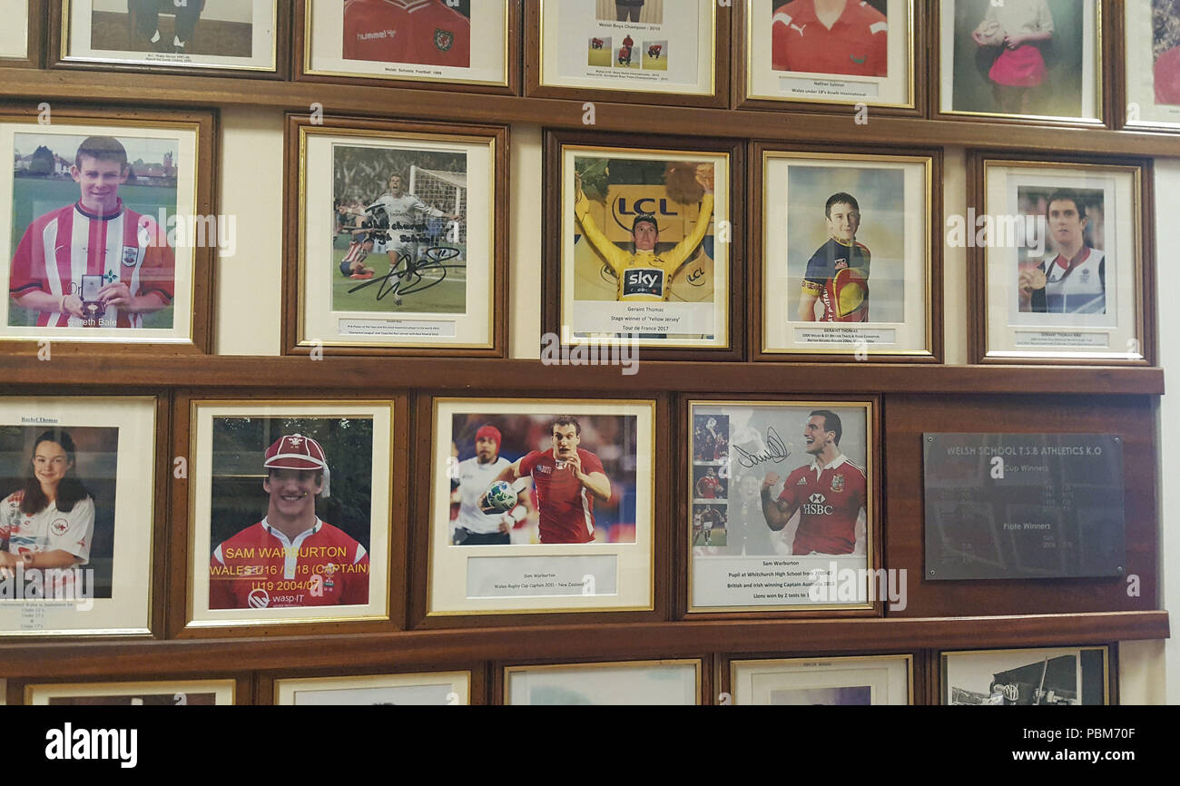 Bilder von ehemaligen Schülern Geraint Thomas, Gareth Bale und Sam Warburton auf der Wall of Fame in Whitchurch High School in Cardiff. Stockfoto