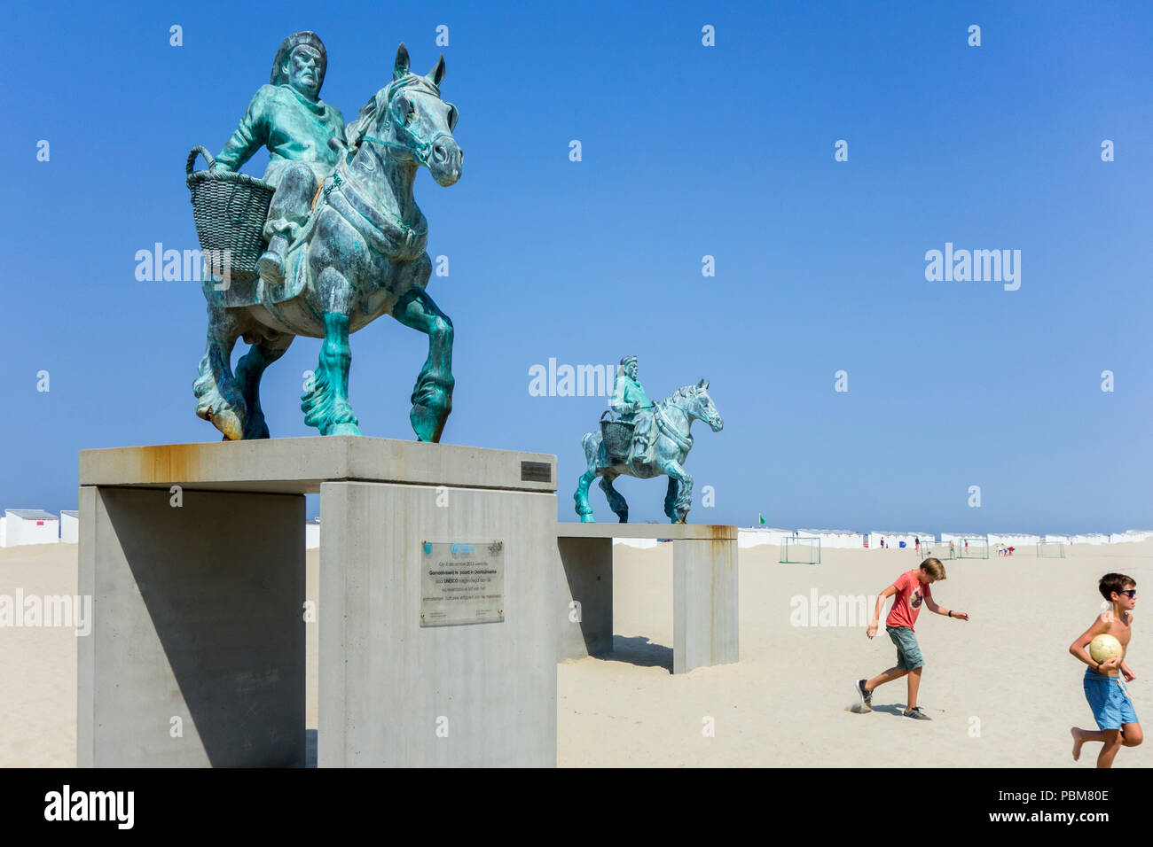 Geklonte Paardenvissers, Bronze Skulpturen von SHRIMPERS auf dem Pferd am Strand von Oostduinkerke, Westflandern, Belgien Stockfoto