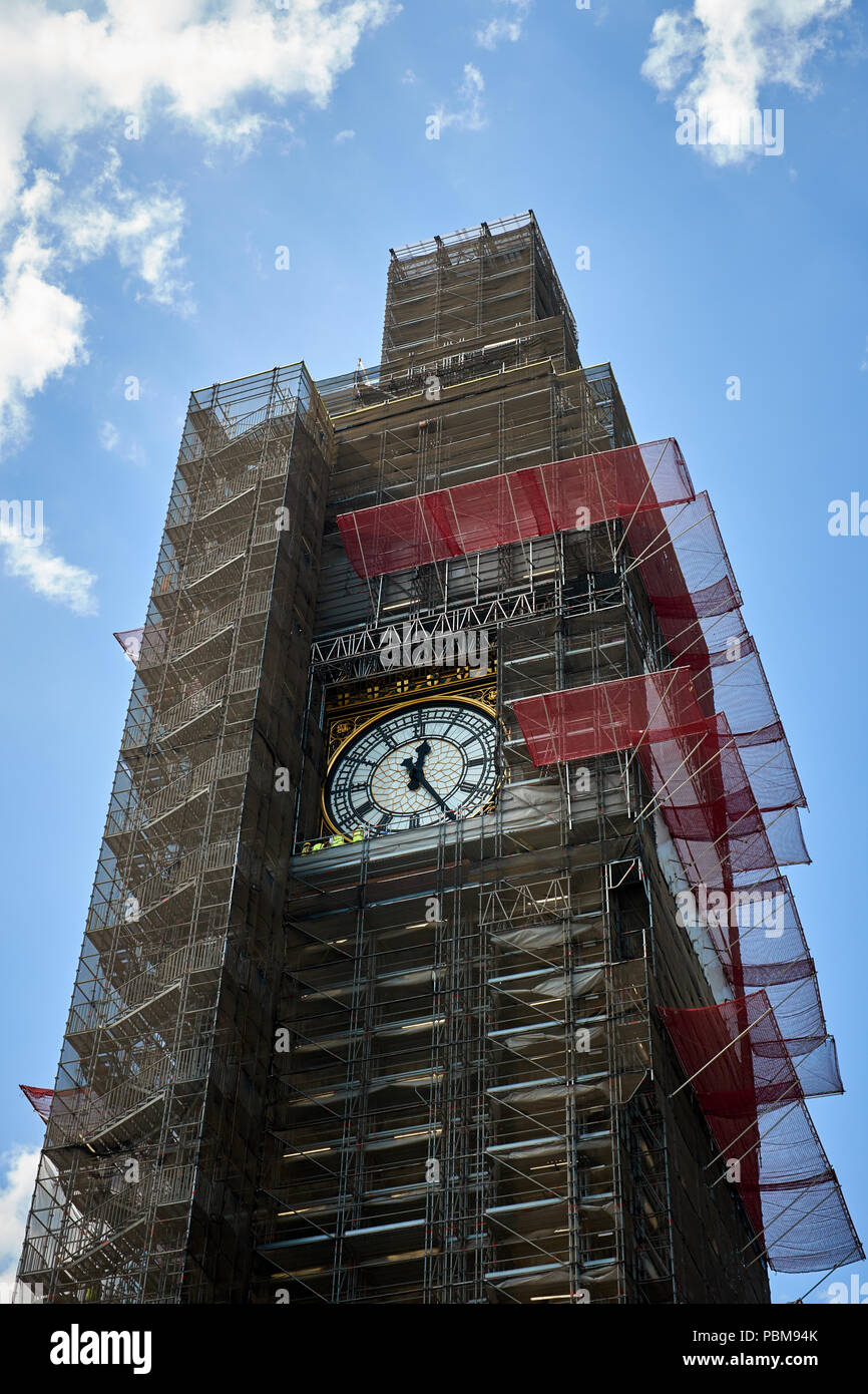 London/Großbritannien - 26. Juli 2018: Das Elizabeth Tower Gehäuse Big Ben, die Houses of Parliament in London, bei Reparaturarbeiten Stockfoto