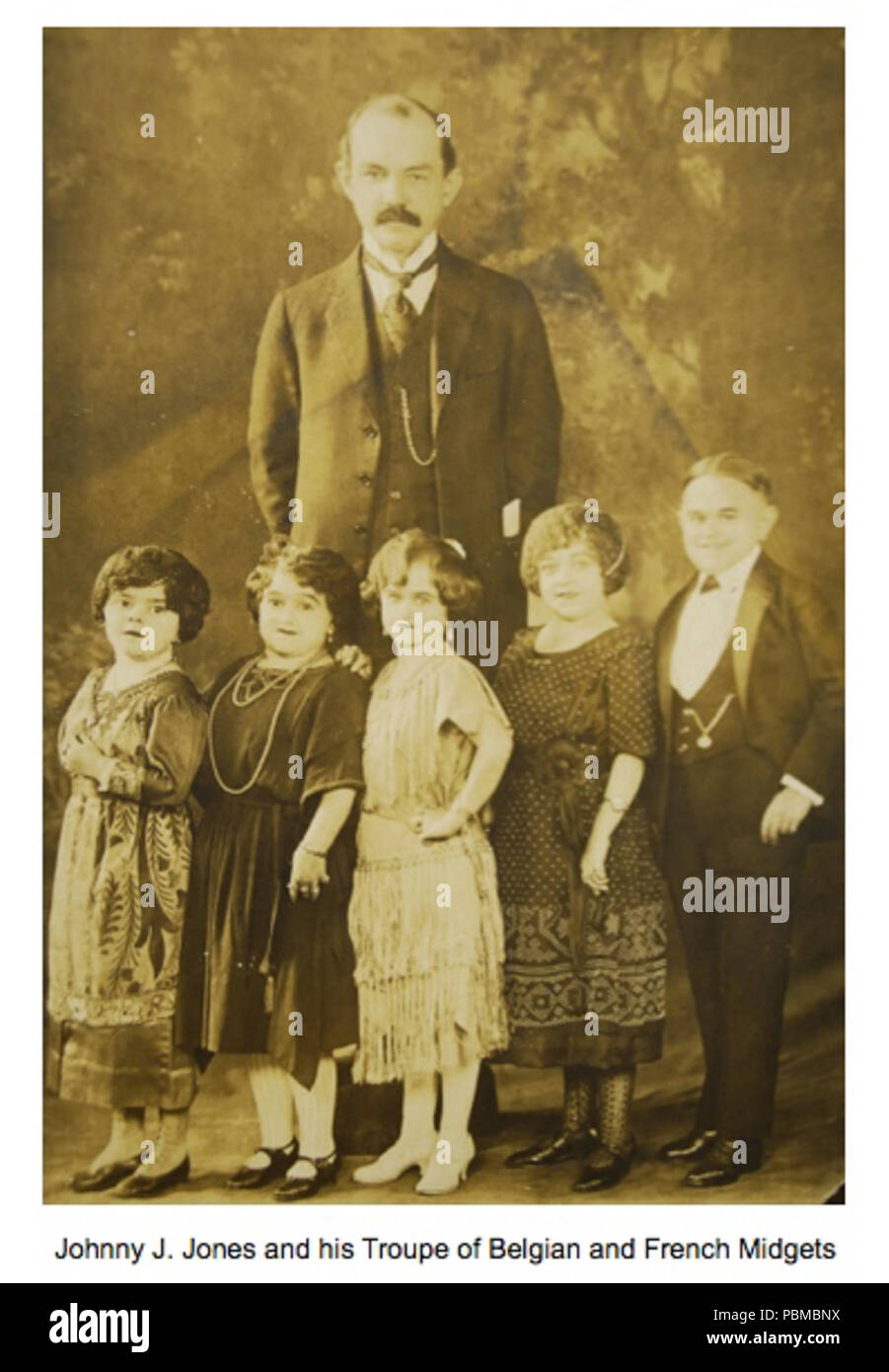 . Englisch: Foto von Johnny J. Jones und seine Truppe von Belgischen und Französischen Zwerge. ca. 1920 842 Johnny J. Jones und Midget Truppe Stockfoto