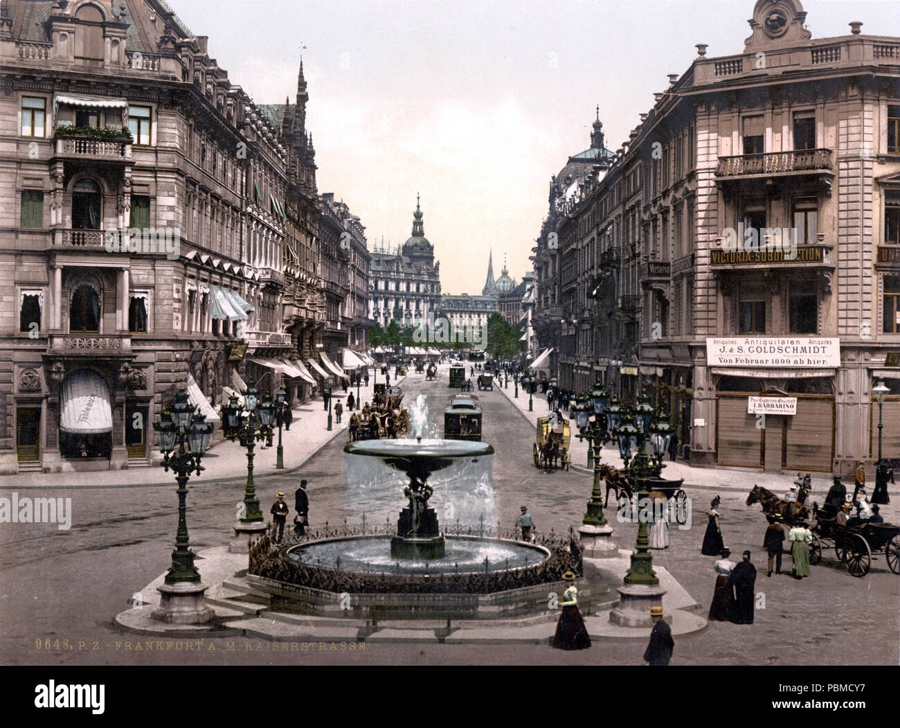 . Englisch: Kaiserstraße und Kaiserplatz Frankfurt am Main, um 1899. Ansicht Nordosten Roßmarkt und Hauptwache. Der Kuppelbau im Hintergrund ist Germania Builing 1888 beendet. Foto kann nicht nicht jünger sein als 1900, wie das Pferd Straßenbahnen wurden durch elektrische Straßenbahnen in diesem Jahr ersetzt. Daher höher street lamp Masten errichtet wurden die Oberleitung zu halten. English: Kaiserstraße und Kaiserplatz Frankfurt am Main, um 1899. Blick nach Nordosten zum Roßmarkt und zur Hauptwache. Das Haus mit der Eckkuppel ist das 1888 errichtete Haus Germania. Das Bild kann spätestens 1900 Stockfoto