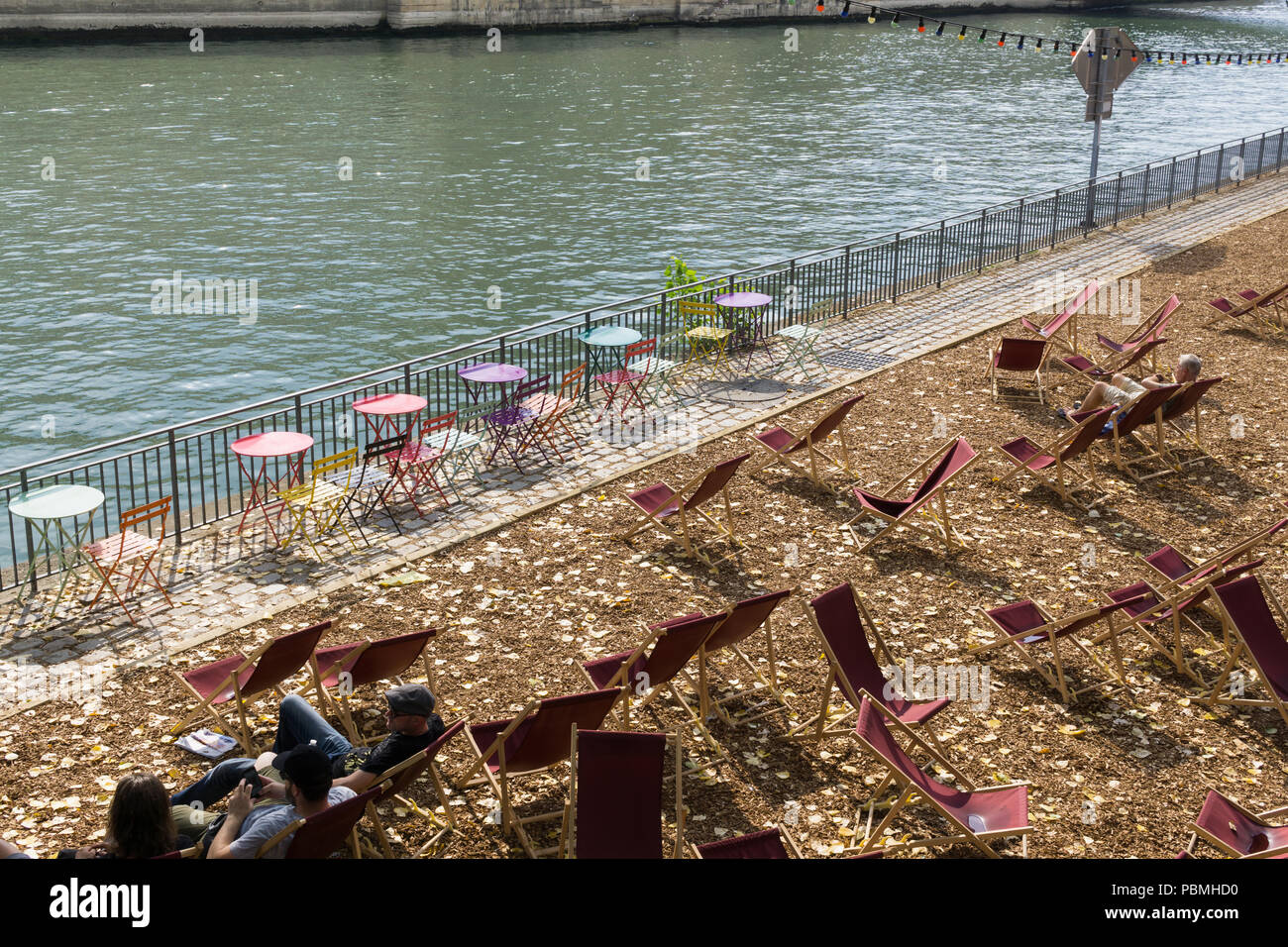 Die Menschen genießen den Sommer am Nachmittag auf der Seine mit der rechten Bank, Teil des Paris Plages Ereignis. Frankreich. Stockfoto