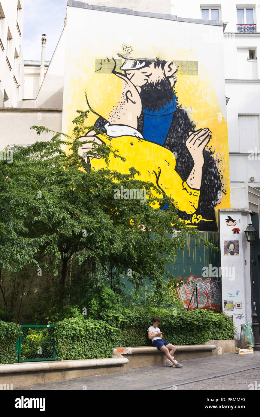 LGBT-Street Art Paris - Tim und Kapitän Haddock küssen Wandbild auf der Rue des Petits Carreaux in Paris, Frankreich, Europa. Stockfoto