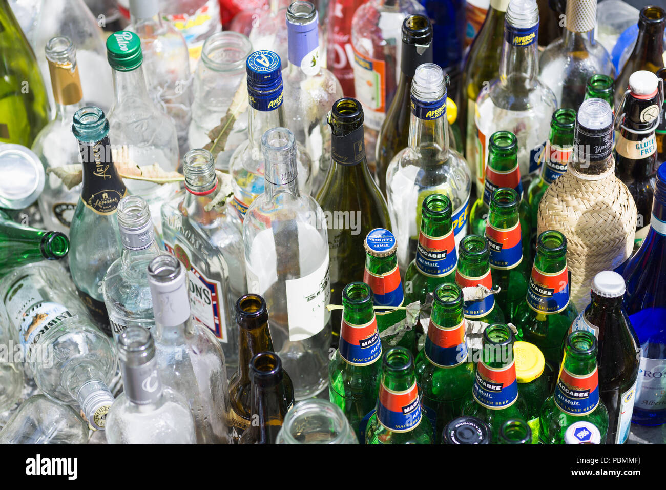 Altglas - weggeworfene Abfälle Glasflaschen. Stockfoto