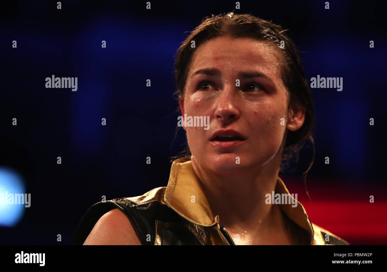 Katie Taylor nach ihrem IBF und WBA Welt weiblich Lightweight Titel Zeitraum gegen Kimberly Connor in der O2 Arena in London. Stockfoto