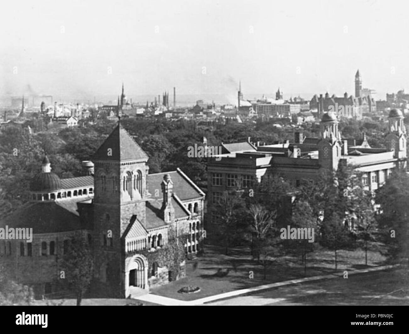 . Englisch: nach Süden mit Blick über die Universität von Toronto Campus, der Universitätsbibliothek und die Neue medizinische Schule. Eine Ansicht von Toronto und der (damals) neuen Rathaus im Hintergrund sichtbar. ca. 1907 935 Blick nach Süden über die Universität Toronto, Ontario, Campus, C. 1907 Stockfoto