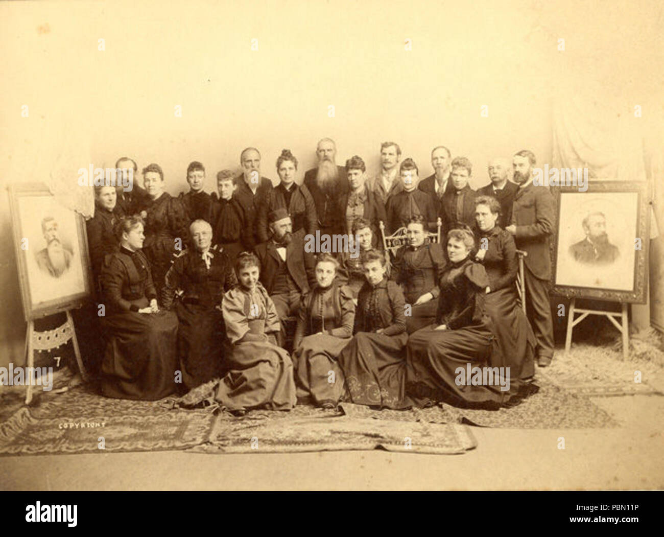 . Englisch: Stehend, weit unter den Kolleginnen und Kollegen der Linken, Lucy Washburn ist mit dem Erstellen der Gutschrift, Bearbeitung Normal die erste Geschichte. Foto von Sjsu spezielle Sammlungen und Archiven. 1880 s 958 Lucy Washburn Stockfoto