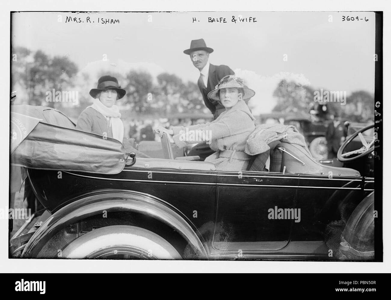 . Deutsch: Frau R. Isham (Marion Gaynor, Tochter des Bürgermeisters William Jay Gaynor), Harry Russell Balfe und Ehefrau Veronica Balfe, geborene Gibbons (Schwester von Cedric Gibbons). zwischen ca. 1911 und ca. 1915 [1] 999 Marion Gaynor (verheiratet mit Ralph Heyward Isham), Harry Russell Balfe und Veronica Gibbons Stockfoto