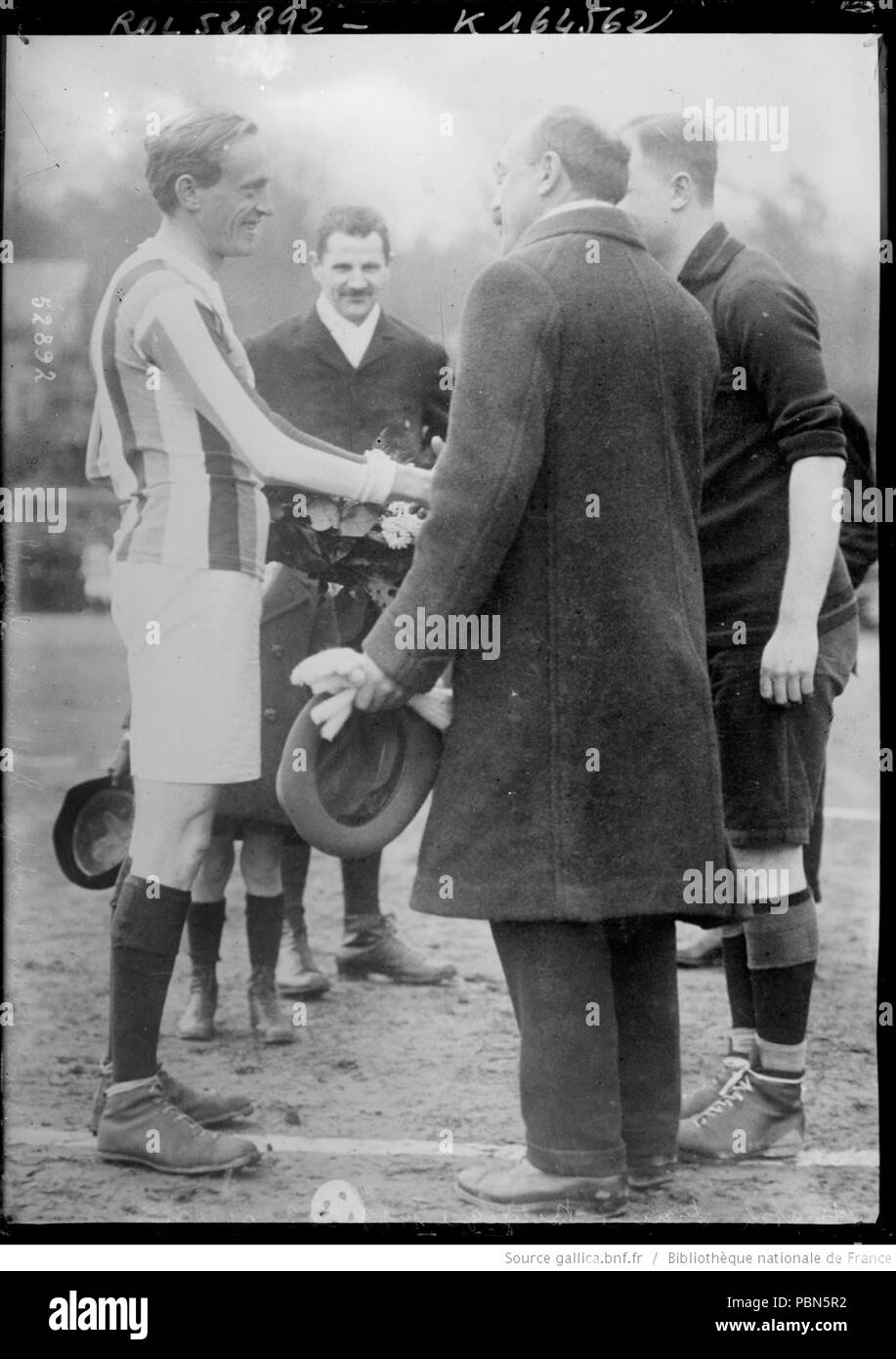 1005 Match De Football France Belgique 1919 A Uccle Poignee De Main Entre Les 2 Capitaines Gabriel Hanot Et Georges Hebdin Stockfotografie Alamy