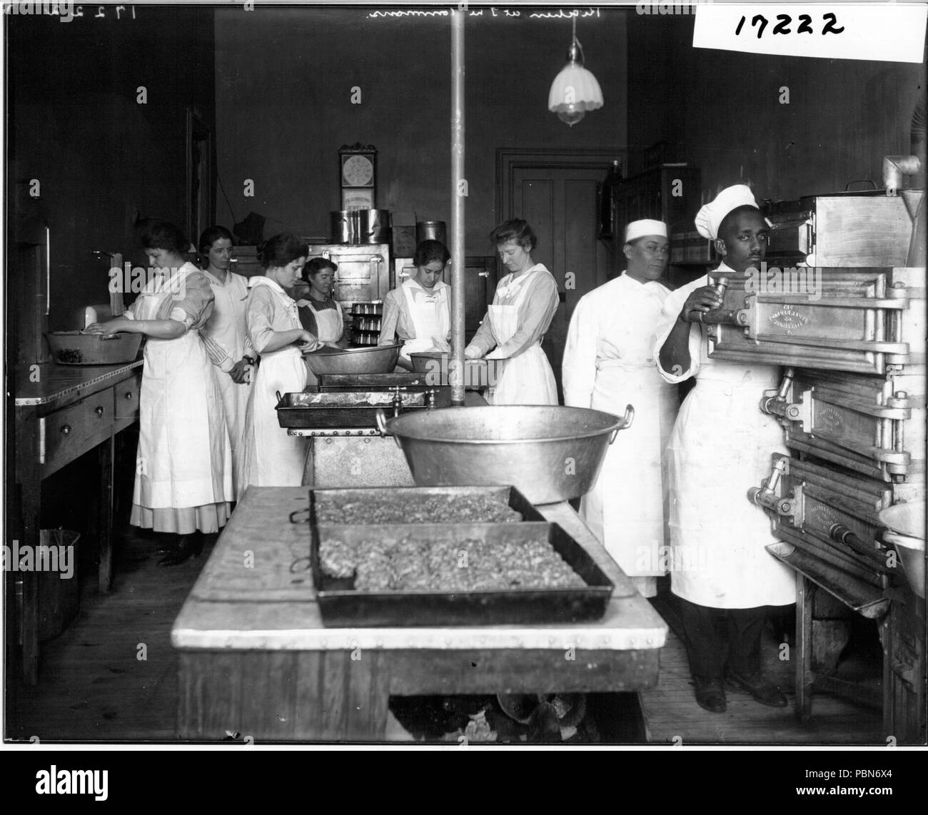 1011 die Vorbereitung von Mahlzeiten im Alten Hauptgebäude commons Esszimmer 1918 (3183395256) Stockfoto