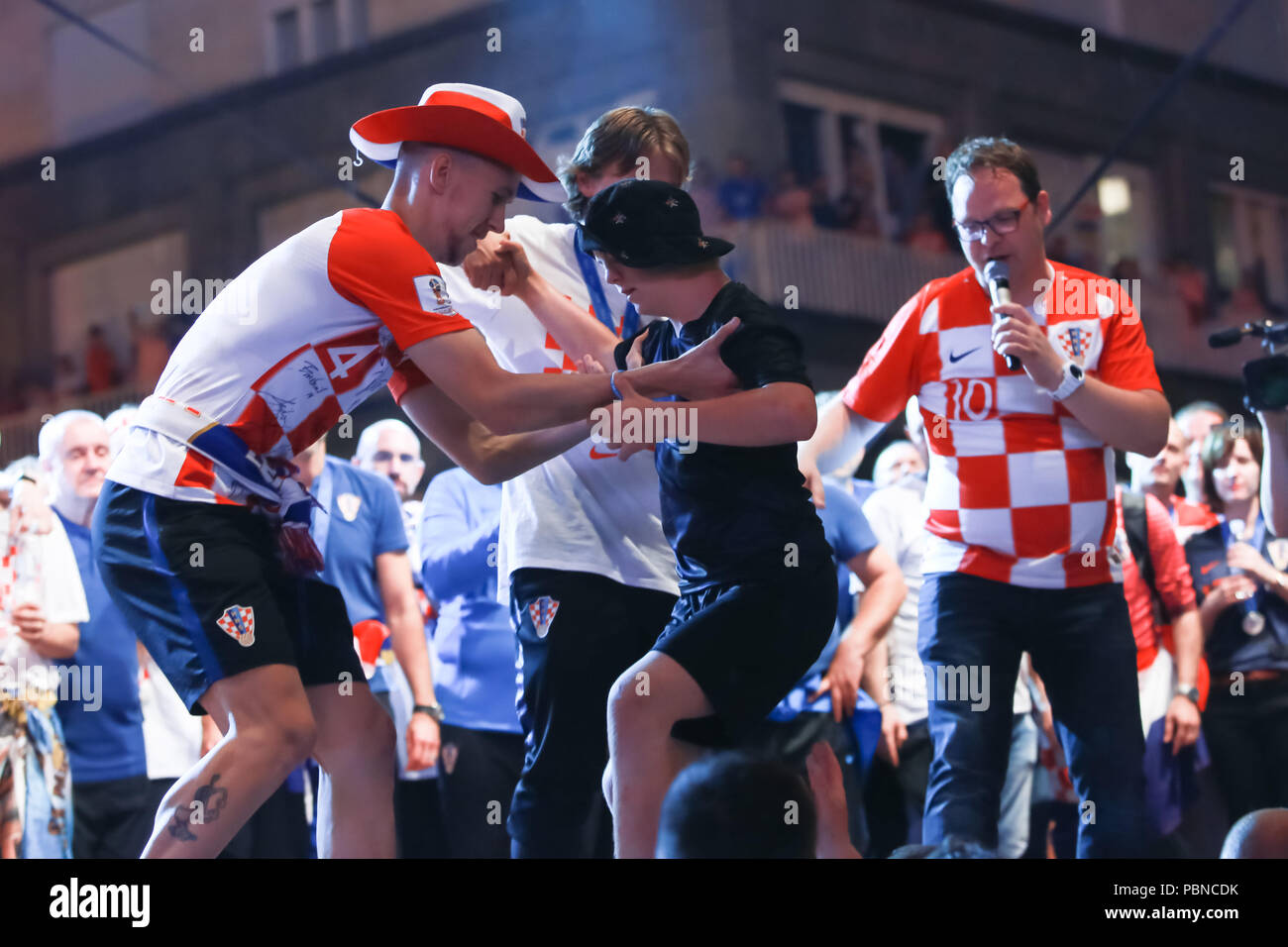 ZAGREB, KROATIEN - 16. Juli 2018: Die kroatische Nationalmannschaft willkommen zu Hause Feier auf Ban Jelacic Platz. Luka Modric zog junges Zicklein von der Masse o Stockfoto