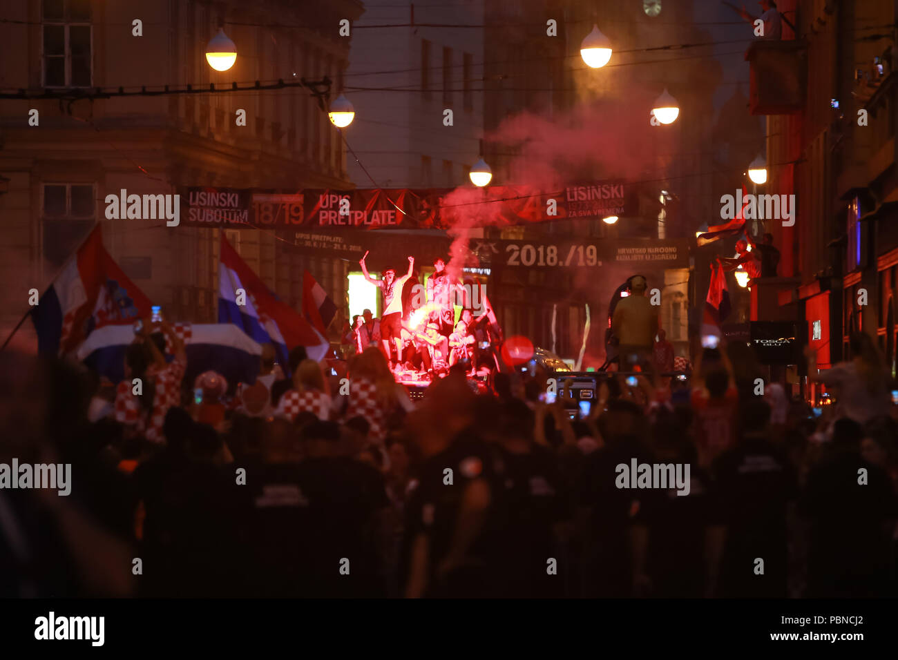 ZAGREB, KROATIEN - 16. JULI 2018: Kroatien Nationalmannschaft willkommen zu Hause Feier für den 2. Platz bei der FIFA Fußball-Weltmeisterschaft 2018 - Kroatien Nationalmannschaft anreisen Stockfoto