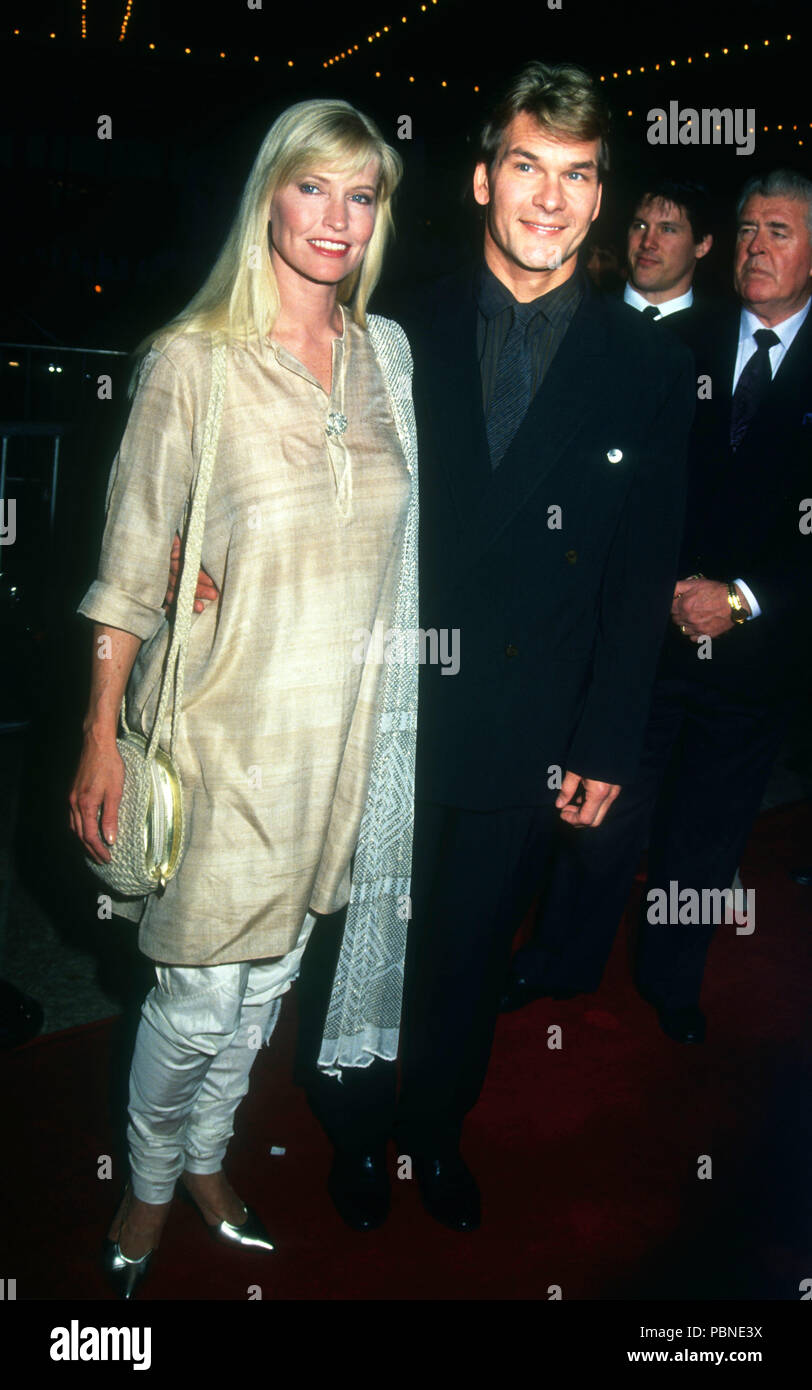 CENTURY CITY, CA - 7. APRIL: Lisa Niemi und Ehemann Schauspieler Patrick Swayze teilnehmen "Stadt der Freude" Premiere am 7. April 1992 an Cineplex Odeon Kinos in Century City, Kalifornien. Foto von Barry King/Alamy Stock Foto Stockfoto