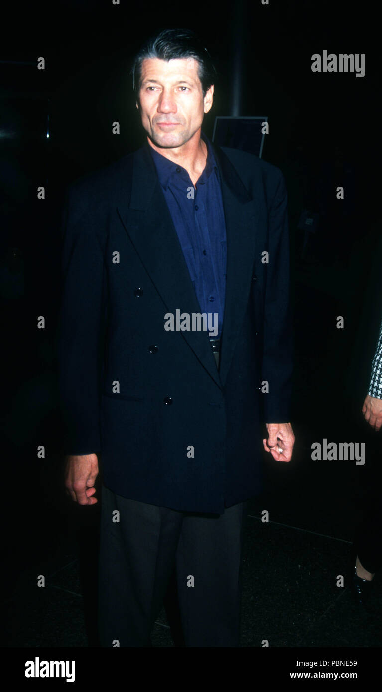 CENTURY CITY, CA - 7. APRIL: Schauspieler Fred Ward besucht "Stadt der Freude" Premiere am 7. April 1992 an Cineplex Odeon Kinos in Century City, Kalifornien. Foto von Barry King/Alamy Stock Foto Stockfoto