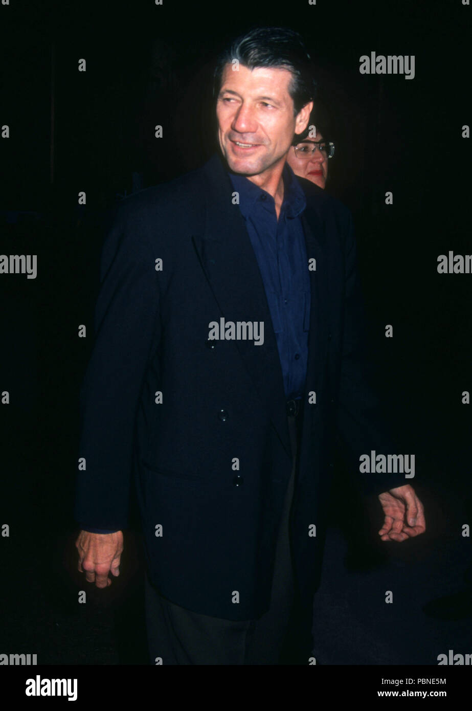 CENTURY CITY, CA - 7. APRIL: Schauspieler Fred Ward besucht "Stadt der Freude" Premiere am 7. April 1992 an Cineplex Odeon Kinos in Century City, Kalifornien. Foto von Barry King/Alamy Stock Foto Stockfoto