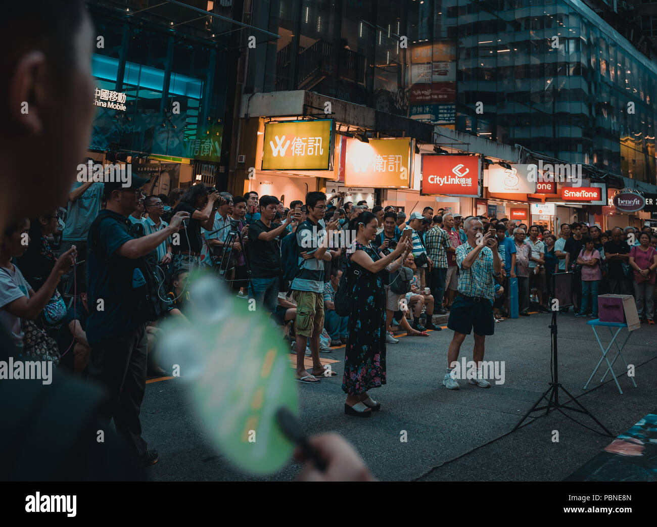 Juli 28, 2018, Hong Kong: Mong Kok Straße Kultur. Leute, die sich ein strassenmusiker Leistung im Sai Yeung Choi Street, Mongkok in Hongkong. Stockfoto