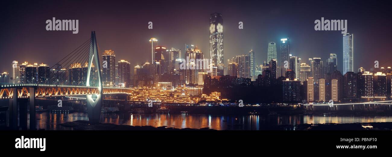 Chongqing Skyline mit städtischen Gebäude, Brücke und Hongyadong Einkaufszentrum in der Nacht. Stockfoto