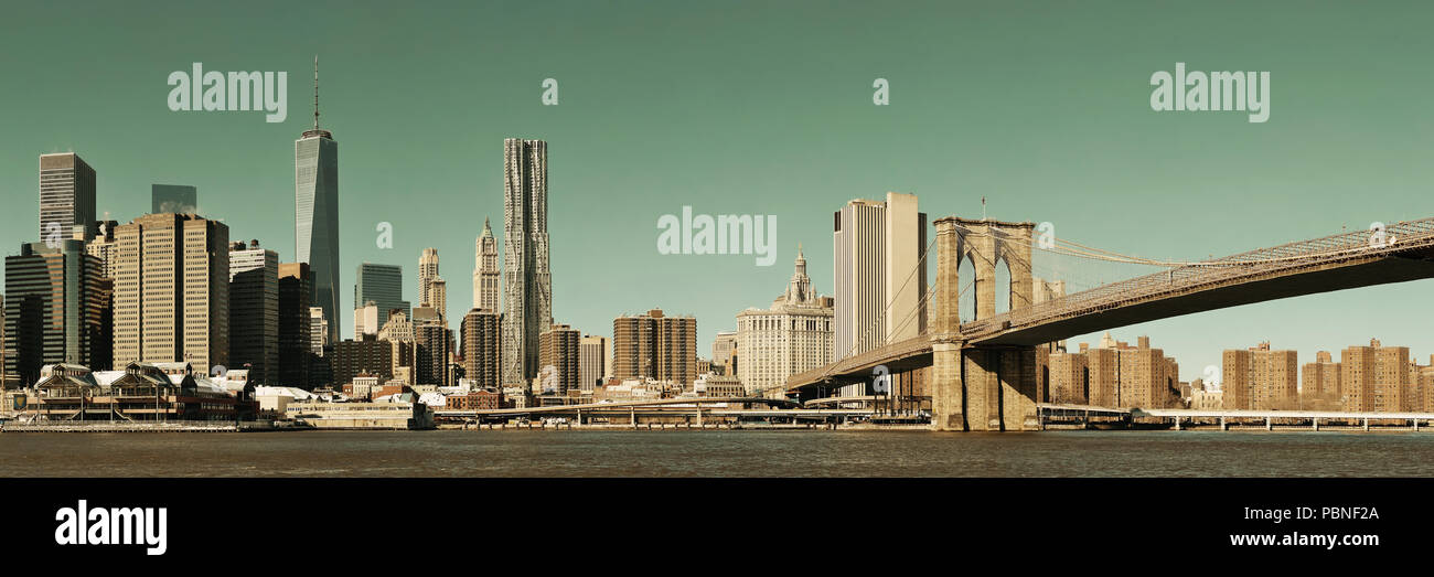 Manhattan Bankenviertel mit Wolkenkratzern und Brooklyn Bridge. Stockfoto