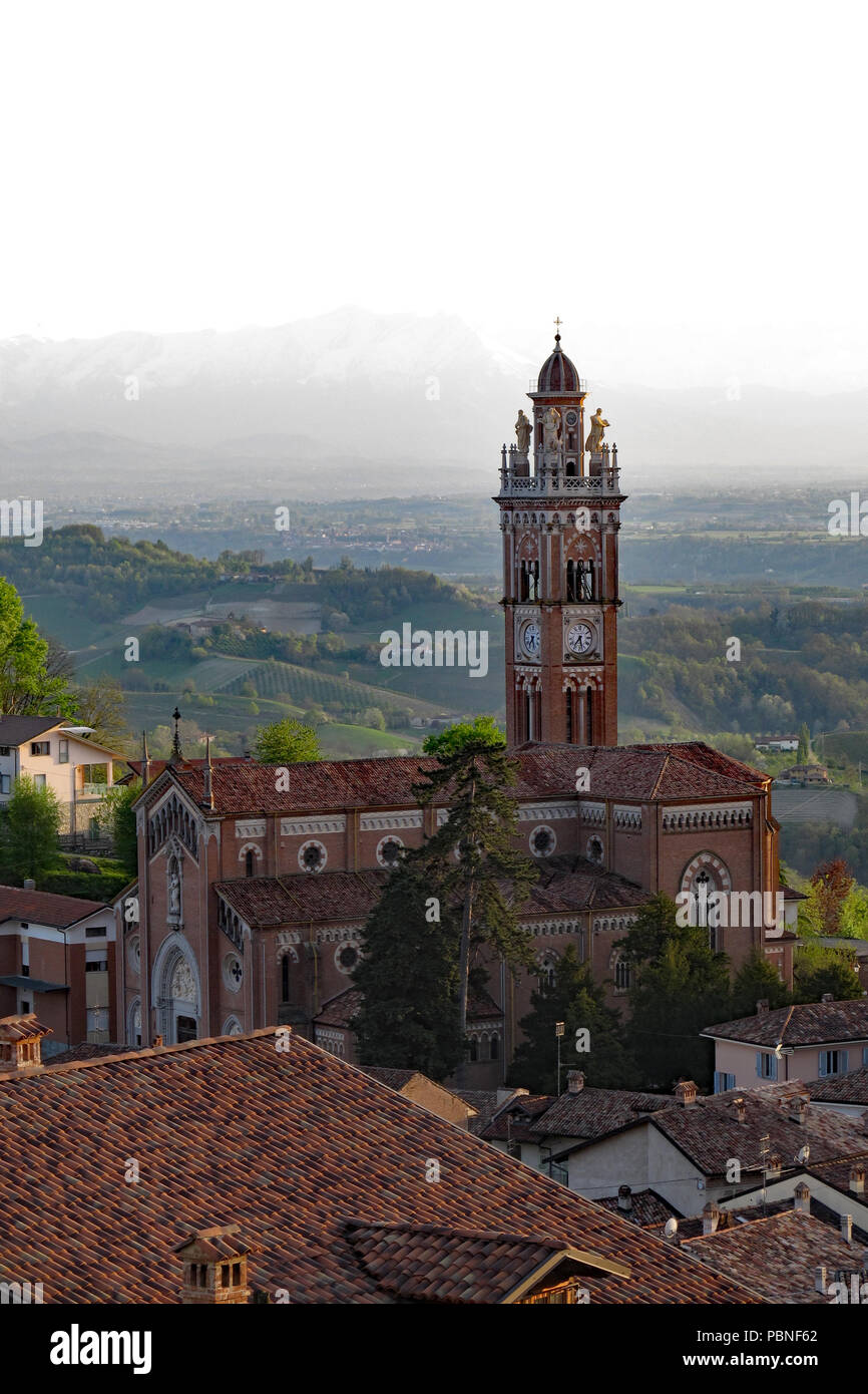 Kathedrale in Monforte d'Alba, eine Stadt oder Gemeinde in der Provinz Vercelli in der Region Piemont in Norditalien. Stockfoto