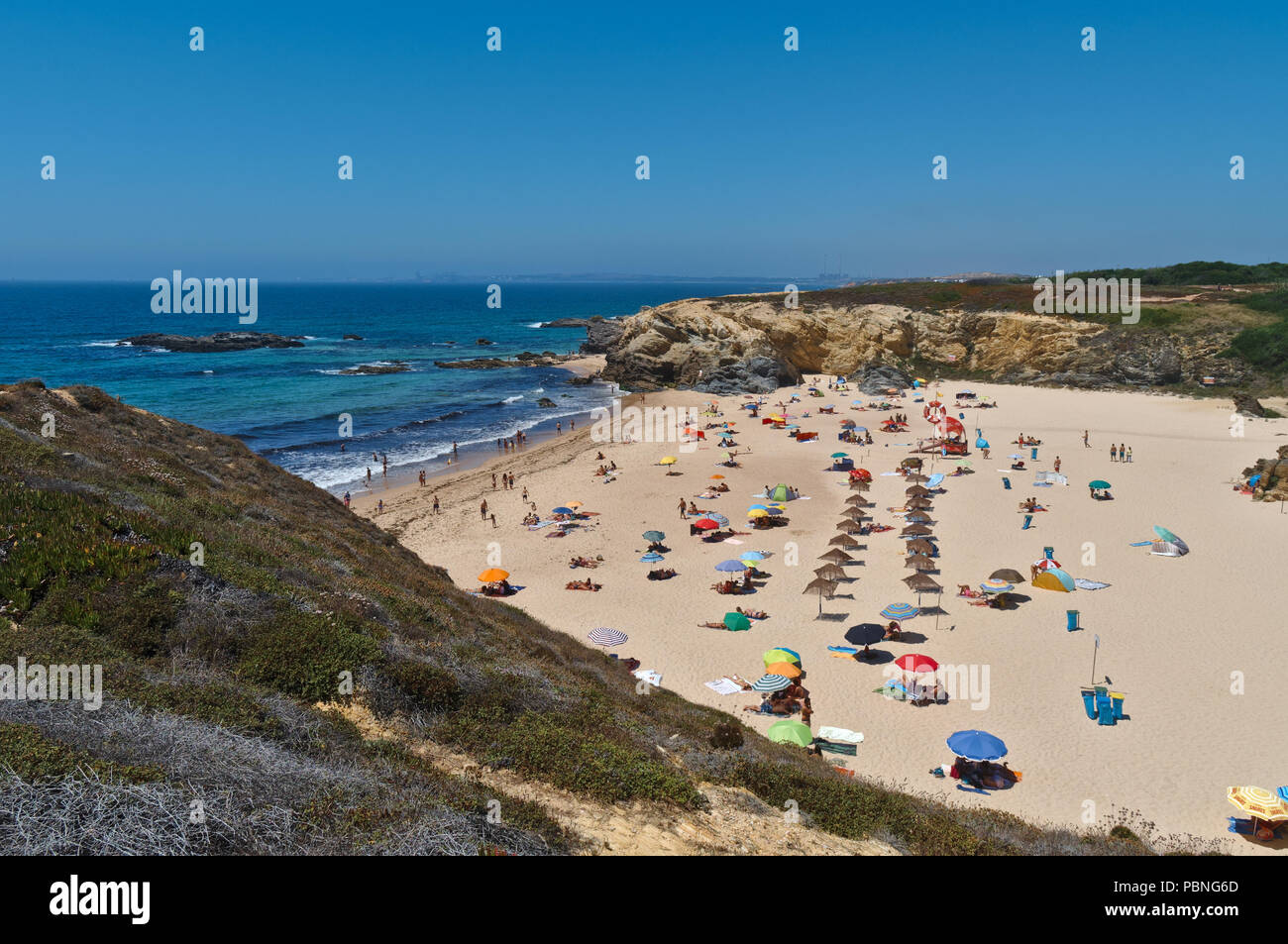 Übersicht über Praia Grande in Porto Covo während der Sommersaison. Portugal Stockfoto